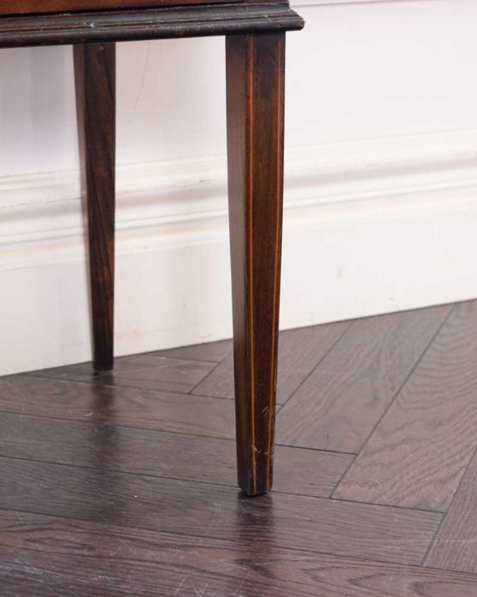 アンティークのキャビネット　アンティーク家具　象嵌入りの美しい英国インテリア、優雅なアンティークガラスキャビネット。女性１人でラクラク運べちゃうんですHandleのアンティークは、脚の裏にフェルトキーパーをお付けしています。(q-1692-f)