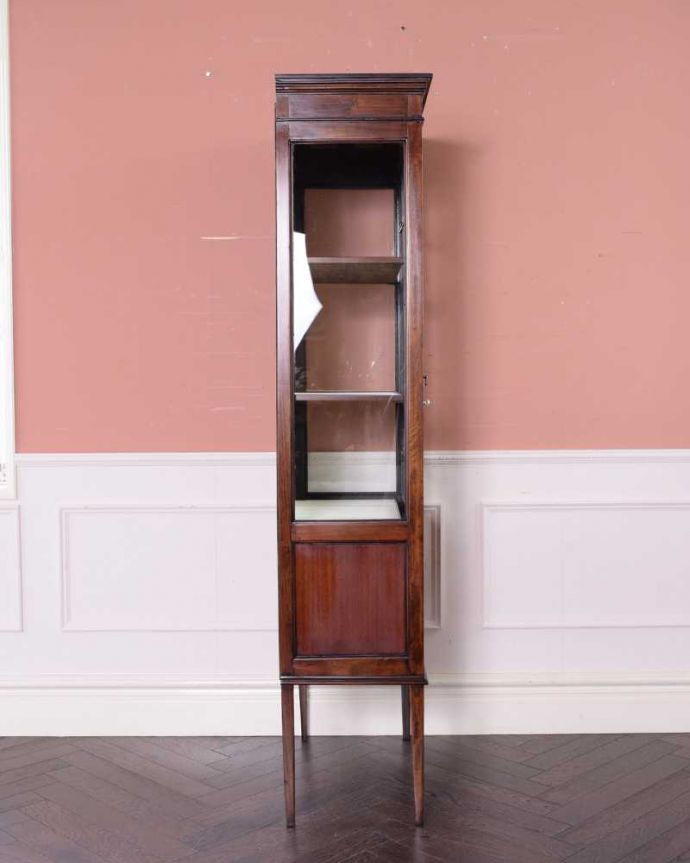 アンティークのキャビネット　アンティーク家具　象嵌入りの美しい英国インテリア、優雅なアンティークガラスキャビネット。横から見ても素敵なんですガラスキャビネットはどこから見ても美しい！いろんな角度から中を見て楽んで下さい。(q-1692-f)