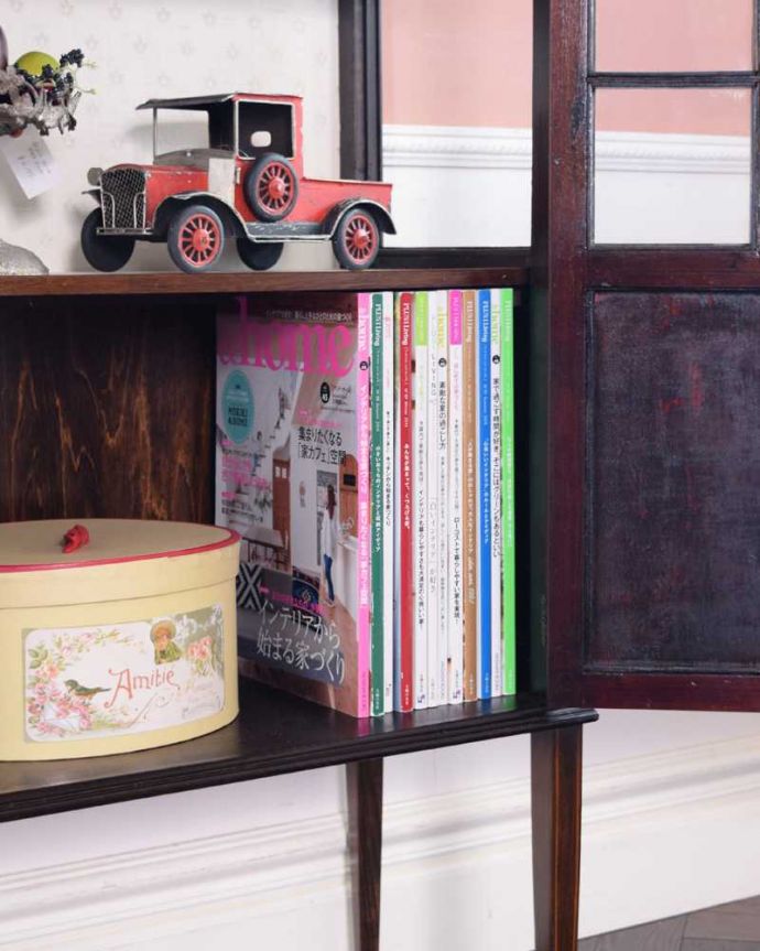 アンティークのキャビネット　アンティーク家具　象嵌入りの美しい英国インテリア、優雅なアンティークガラスキャビネット。扉の中は収納たっぷりA4サイズの雑誌までしっかり収納出来ちゃう大きさ。(q-1692-f)