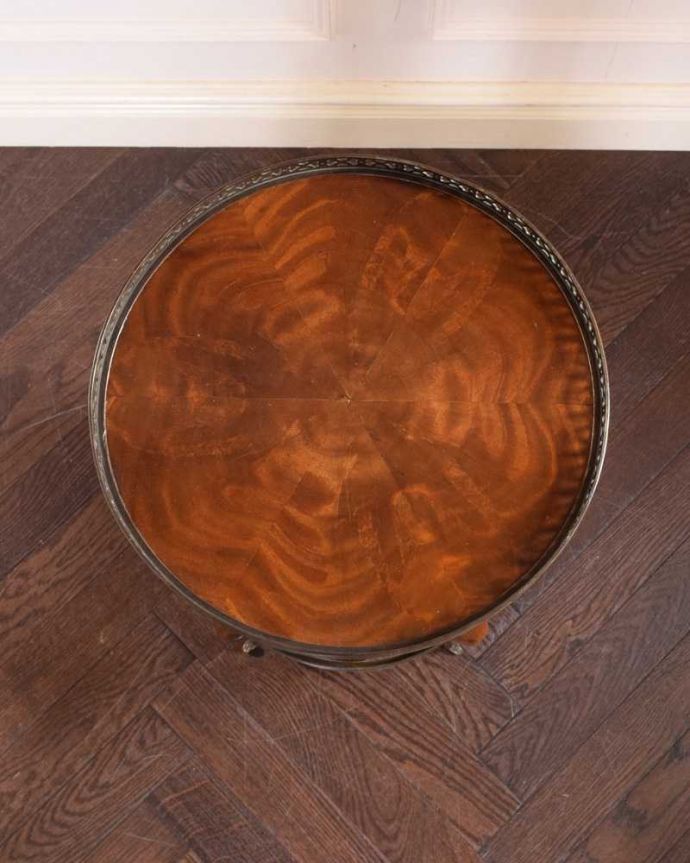 アンティークのテーブル　アンティーク家具　英国のアンティーク家具、美しい装飾のアンティークサイドテーブル）。キレイに修復しましたやっぱり気になるテーブルの天板。(q-1693-f)