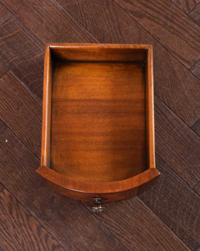 アンティークのテーブル　アンティーク家具　英国のアンティーク家具、美しい装飾のアンティークサイドテーブル）。引き出しの中もキレイですちょっとした引き出しはとっても便利に使えます。(q-1693-f)