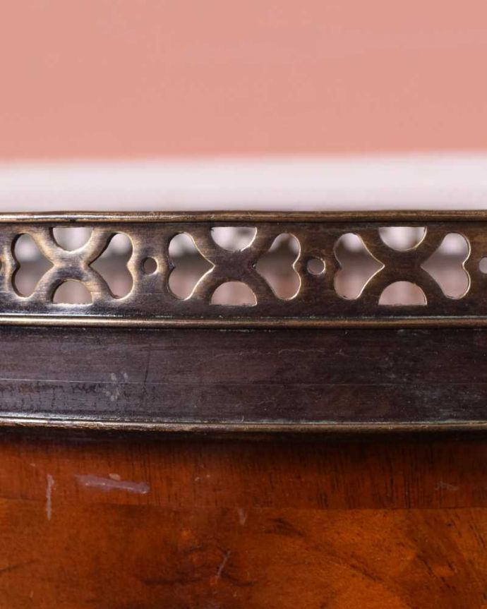 アンティークのテーブル　アンティーク家具　英国のアンティーク家具、美しい装飾のアンティークサイドテーブル）。うっとりする美しさ英国家具らしいかっこいい装飾があります。(q-1693-f)