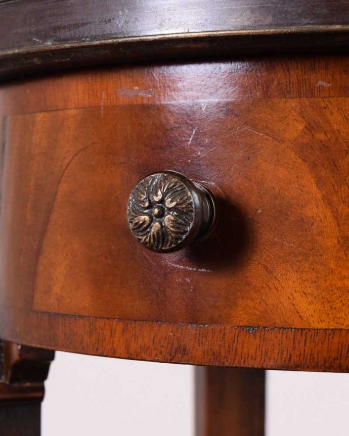 アンティークのテーブル　アンティーク家具　英国のアンティーク家具、美しい装飾のアンティークサイドテーブル）。開ける度にワクワクしちゃう取っ手取っ手もアンティークらしいデザインで素敵なんです。(q-1693-f)