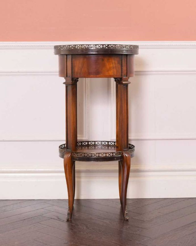 アンティークのテーブル　アンティーク家具　英国のアンティーク家具、美しい装飾のアンティークサイドテーブル）。しっかり修復しましたアンティークは新品ではないので、もちろん経年変化によるキズはありますが、Handleでは専門の職人がしっかり修復したものだけをお送りしているので後ろ姿もキレイです。(q-1693-f)