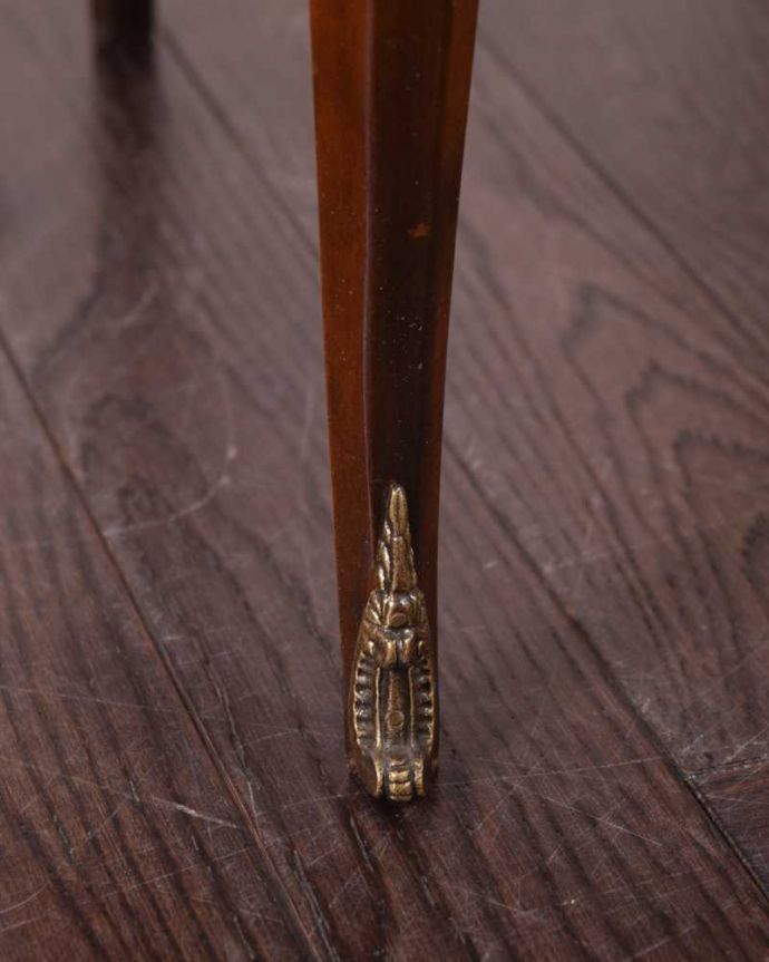 アンティークのテーブル　アンティーク家具　英国のアンティーク家具、美しい装飾のアンティークサイドテーブル）。移動もラクラクですHandleのアンティークは、脚の裏にフェルトキーパーをお付けしています。(q-1693-f)