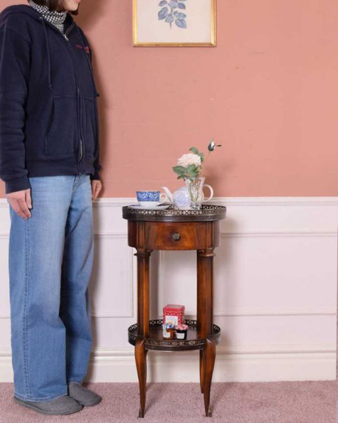 アンティークのテーブル　アンティーク家具　英国のアンティーク家具、美しい装飾のアンティークサイドテーブル）。便利に使えるコンパクトサイズのテーブル「オケージョナル」とは「便利に使える」と言う意味。(q-1693-f)