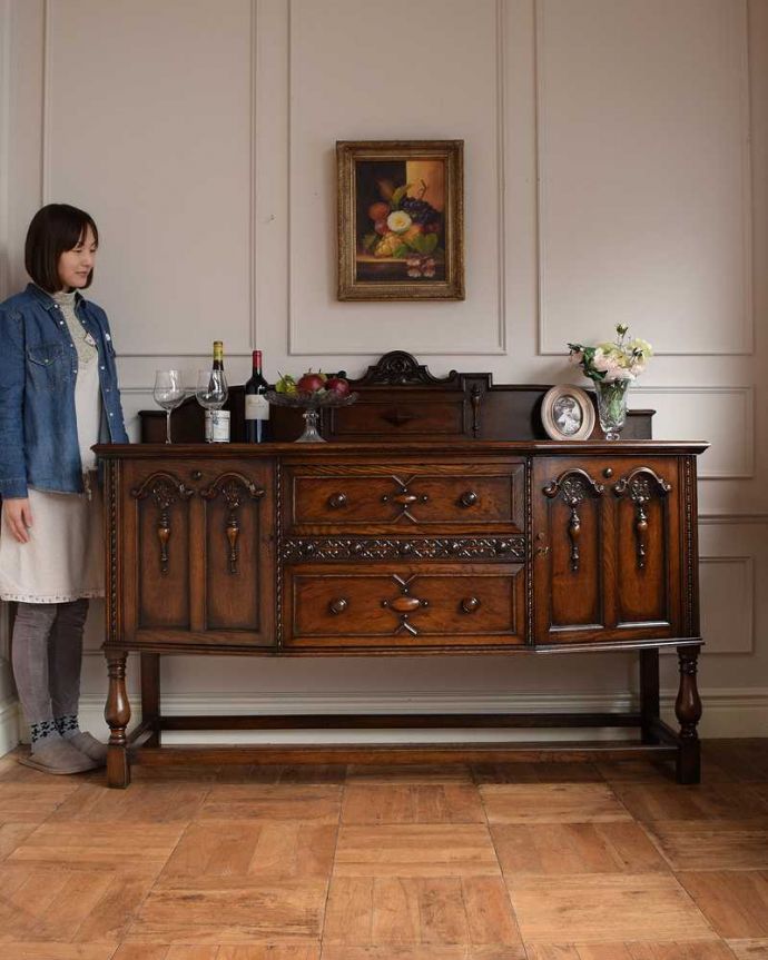 アンティークのキャビネット　アンティーク家具　英国らしい重厚でかっこいいアンティーク家具、彫刻の美しいサイドボード。英国アンティーク家具らしい重厚なオトナの美しさ重厚感のあるドッシリとした雰囲気の彫がたっぷり入ったサイドボード、もともとはダイニングでサーブ用に使われていた家具です。(q-1694-f)