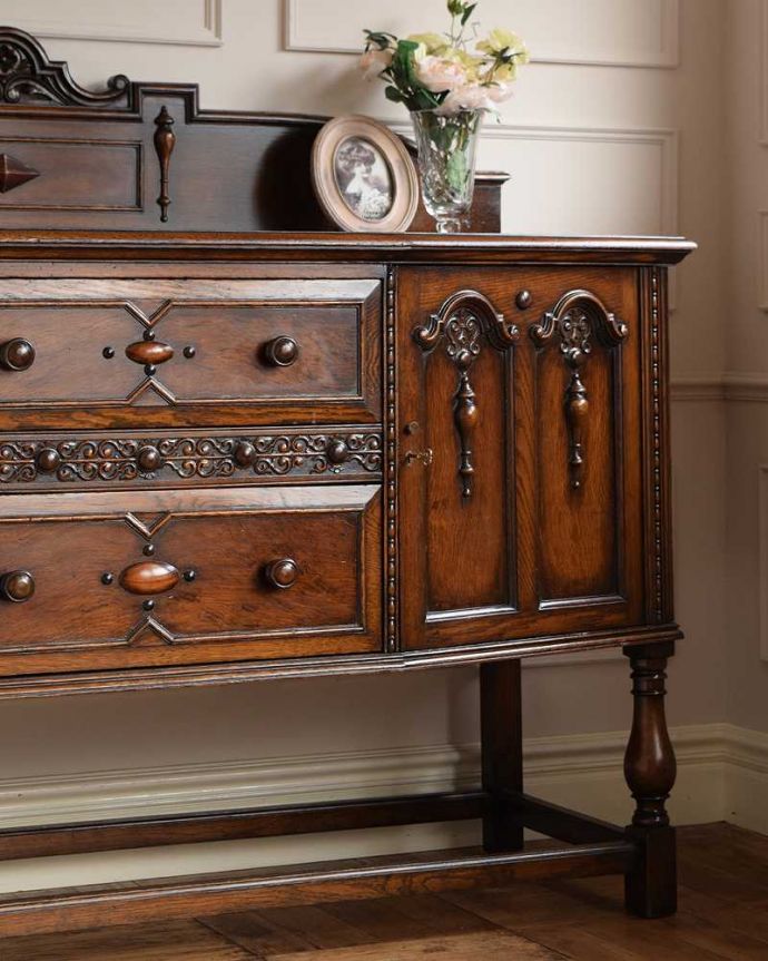 アンティークのキャビネット　アンティーク家具　英国らしい重厚でかっこいいアンティーク家具、彫刻の美しいサイドボード。やっぱり魅力は英国らしい彫まだ機械が発達していない時代に、こんなに堅い木材をどうやって加工したんだろう？って不思議になるくらい細かい彫。(q-1694-f)