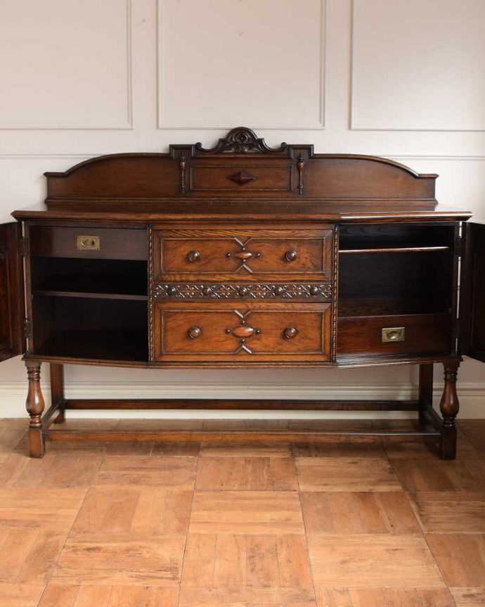 アンティークのキャビネット　アンティーク家具　英国らしい重厚でかっこいいアンティーク家具、彫刻の美しいサイドボード。扉の奥にはたっぷりの収納。(q-1694-f)