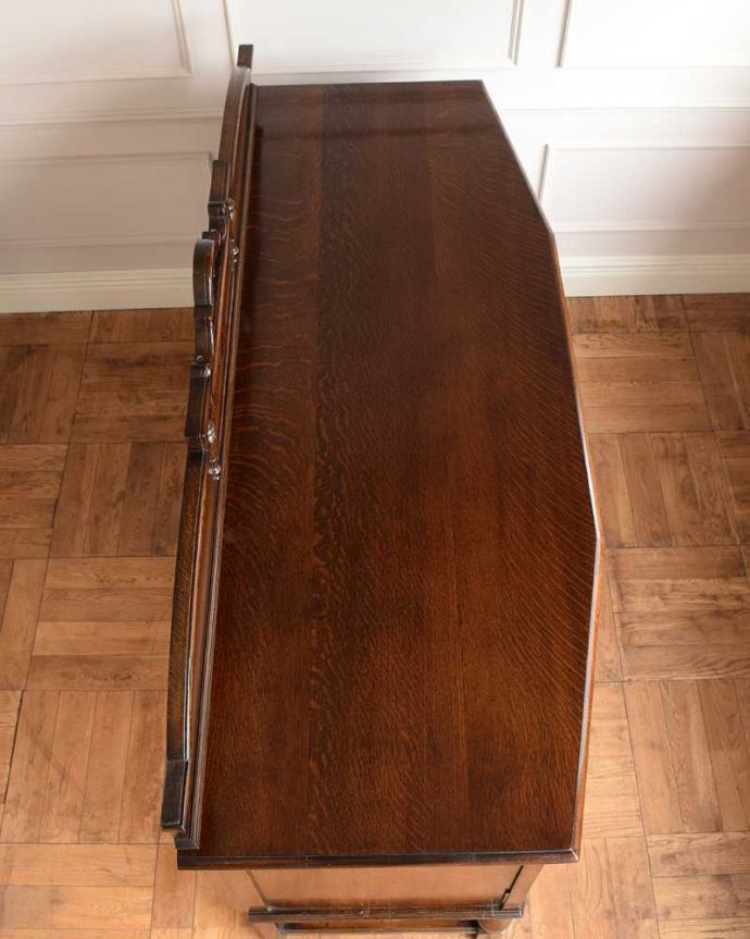 アンティークのキャビネット　アンティーク家具　英国らしい重厚でかっこいいアンティーク家具、彫刻の美しいサイドボード。上から見てるとこんな感じです。(q-1694-f)