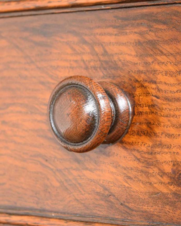 アンティークのキャビネット　アンティーク家具　英国らしい重厚でかっこいいアンティーク家具、彫刻の美しいサイドボード。デザインの一部になっている取っ手引き出しも開け閉めがスムーズに出来るようお直ししてあります。(q-1694-f)