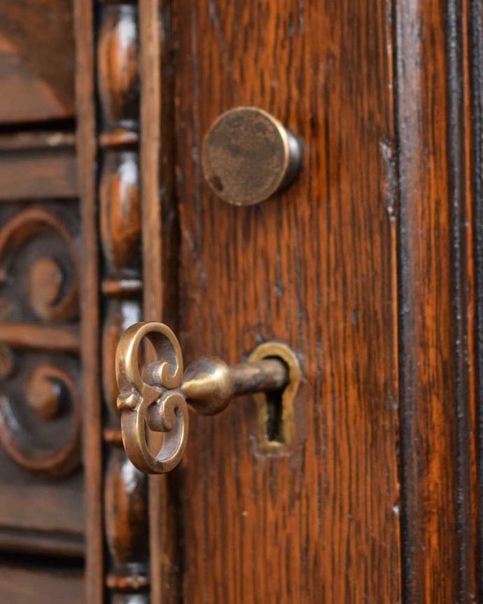 アンティークのキャビネット　アンティーク家具　英国らしい重厚でかっこいいアンティーク家具、彫刻の美しいサイドボード。小さなパーツにもこだわりが鍵もついています。(q-1694-f)