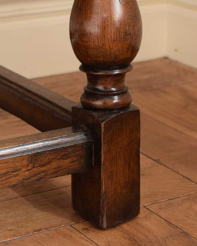 アンティークのキャビネット　アンティーク家具　英国らしい重厚でかっこいいアンティーク家具、彫刻の美しいサイドボード。女性1人でラクラク運べちゃう仕掛けHandleのアンティークは、脚の裏にフェルトキーパーをお付けしています。(q-1694-f)