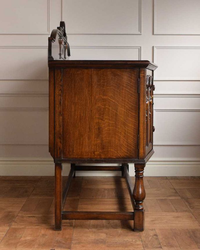 アンティークのキャビネット　アンティーク家具　英国らしい重厚でかっこいいアンティーク家具、彫刻の美しいサイドボード。もちろん横から見てもステキ横顔にだって妥協しません。(q-1694-f)