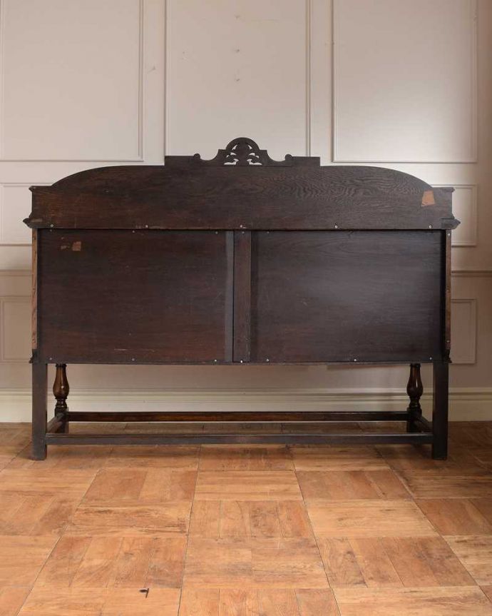 アンティークのキャビネット　アンティーク家具　英国らしい重厚でかっこいいアンティーク家具、彫刻の美しいサイドボード。さらに後ろ姿もチェックアンティークは新品ではないので、もちろん経年変化によるキズはありますが、専門の職人がキレイに修復しました。(q-1694-f)