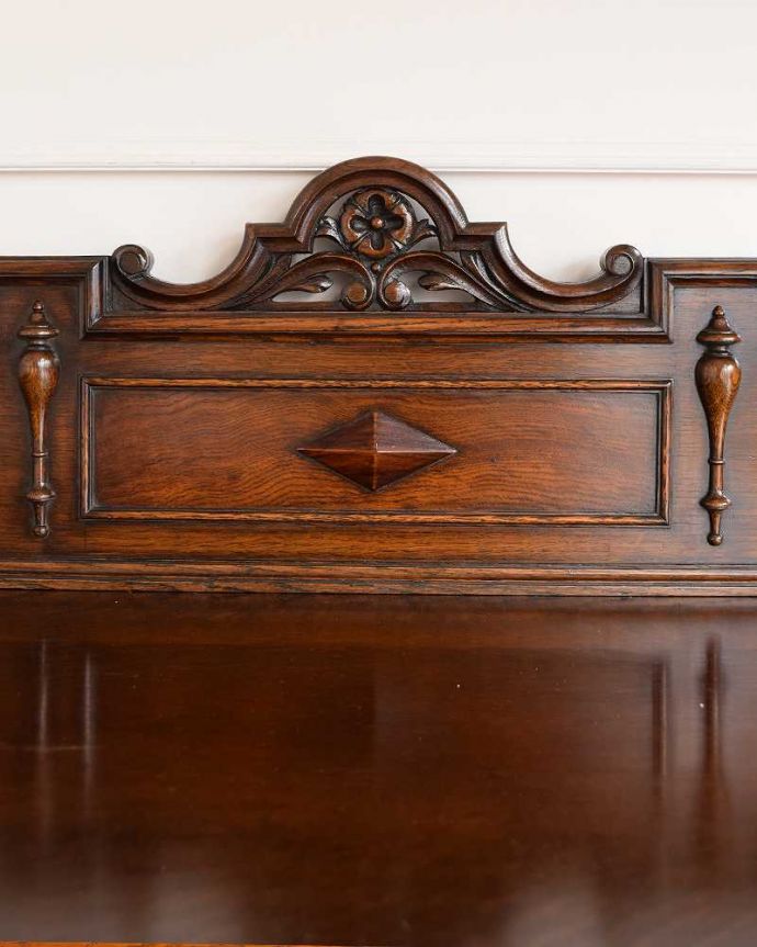 アンティークのキャビネット　アンティーク家具　英国らしい重厚でかっこいいアンティーク家具、彫刻の美しいサイドボード。至る所に繊細な彫いろんな彫のデザインがありますが、個人的に美しいと思える女性らしく優雅なデザインを選んできました。(q-1694-f)