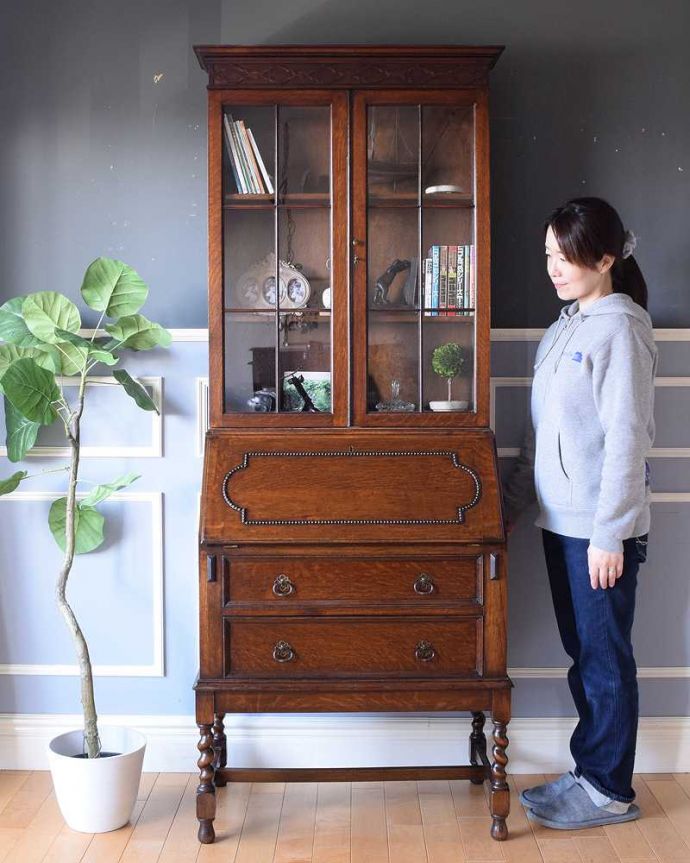 ビューロー　アンティーク家具　キレイなアンティーク家具、英国輸入の素敵なビューローブックケース。1つで3役こなしちゃう贅沢な家具見た目はガラスキャビネットなのに、デスクとチェストの機能も備えたビューローブックケース。(q-1695-f)