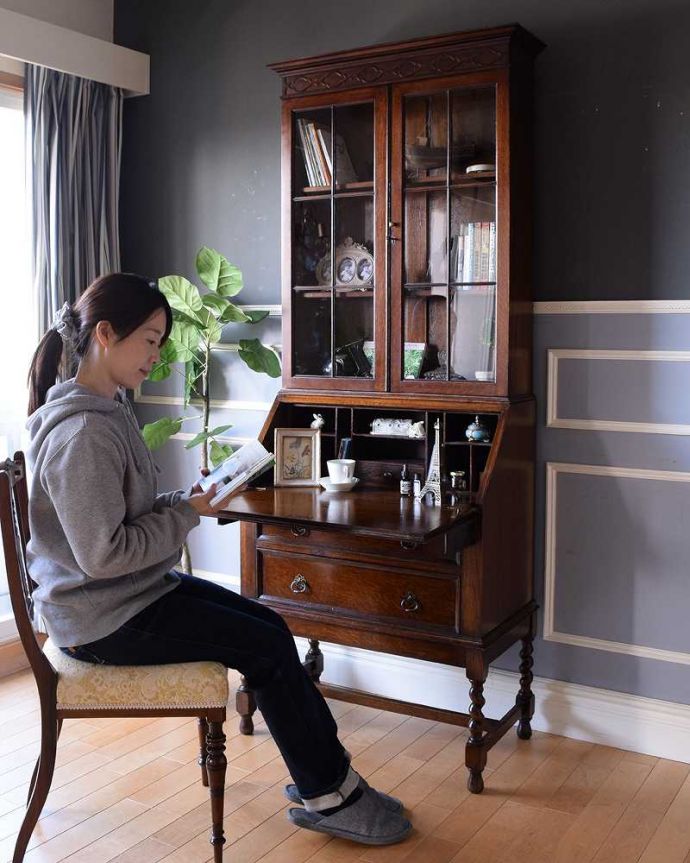 ビューロー　アンティーク家具　キレイなアンティーク家具、英国輸入の素敵なビューローブックケース。あっという間に自分だけの贅沢デスク扉を前に倒すとデスクが登場。(q-1695-f)