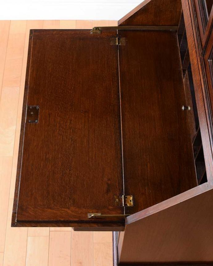 ビューロー　アンティーク家具　キレイなアンティーク家具、英国輸入の素敵なビューローブックケース。デスクの天板を上から見ると･･･やっぱりデスクは天板部分が気になるから、専門の職人が古い塗装を剥離してピッカピカに修復しました。(q-1695-f)