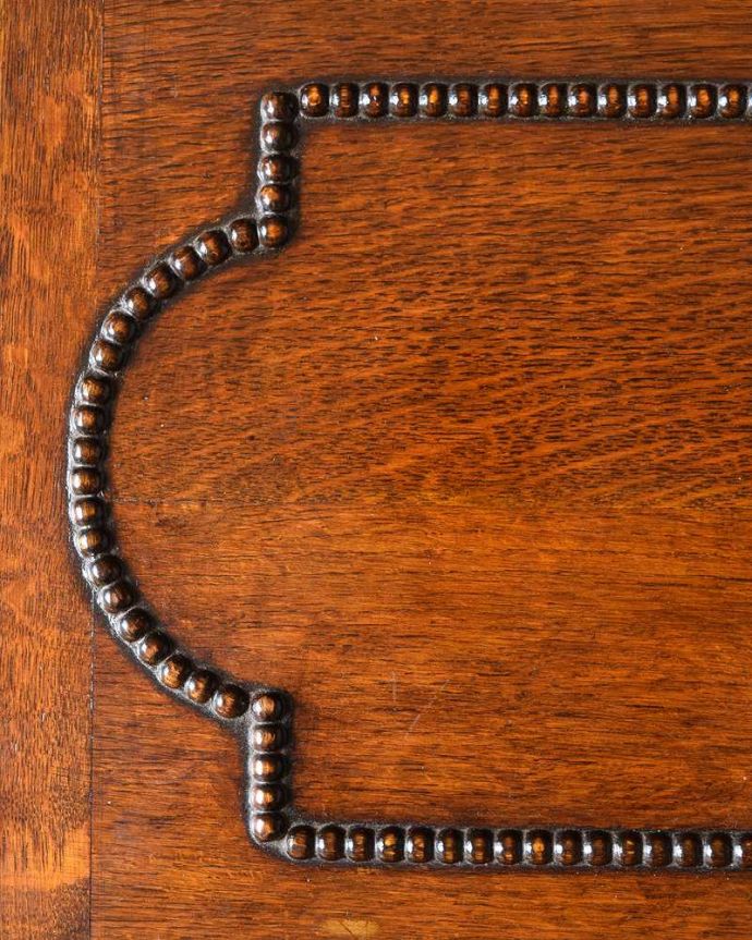 ビューロー　アンティーク家具　キレイなアンティーク家具、英国輸入の素敵なビューローブックケース。惚れ惚れしちゃう美しさこんなに堅い無垢材に一体どうやって彫ったんだろう？と不思議になるくらい細かい彫にうっとりです。(q-1695-f)