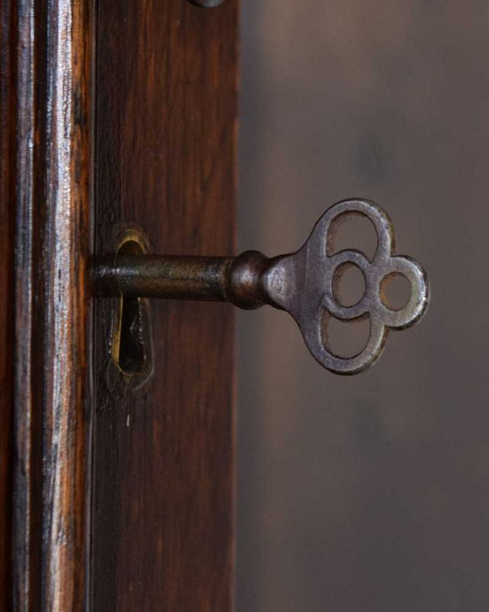 ビューロー　アンティーク家具　キレイなアンティーク家具、英国輸入の素敵なビューローブックケース。鍵を使って開けて下さいおとぎ話から出てきたような可愛いアンティークの鍵で開け閉め出来ます。(q-1695-f)