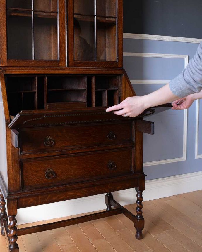 ビューロー　アンティーク家具　キレイなアンティーク家具、英国輸入の素敵なビューローブックケース。あっという間にデスクに変身扉を前に倒すだけで、あっという間にデスクが登場！どんな場所にも似合う「魅せるデスク」です。(q-1695-f)