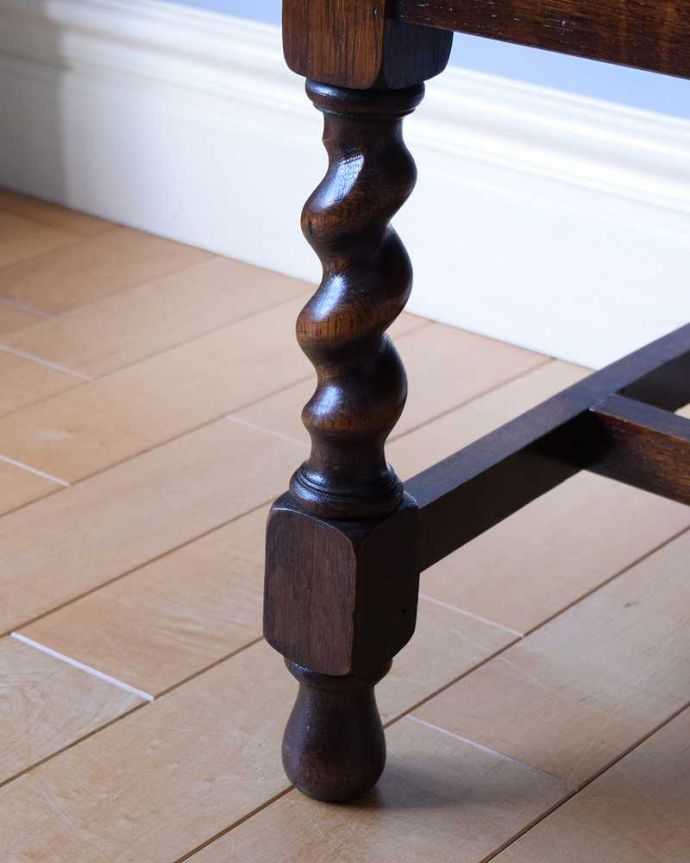 ビューロー　アンティーク家具　キレイなアンティーク家具、英国輸入の素敵なビューローブックケース。女性でも運べちゃう理由は･･･Handleのアンティークは、脚の裏にフェルトキーパーをお付けしていますので、重い家具でも床を滑らせれて移動する事が出来ます。(q-1695-f)