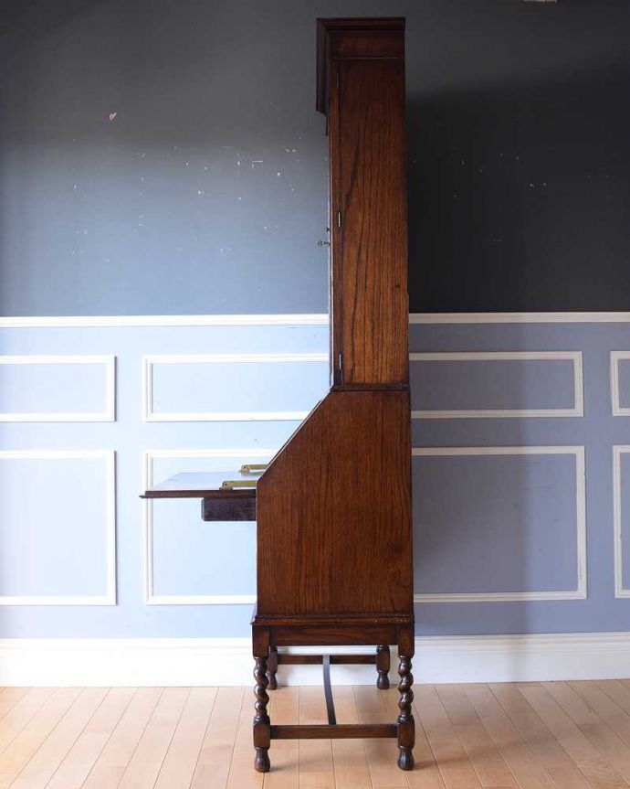 ビューロー　アンティーク家具　キレイなアンティーク家具、英国輸入の素敵なビューローブックケース。横から見た姿もステキ横から見てみるとこんな感じです。(q-1695-f)