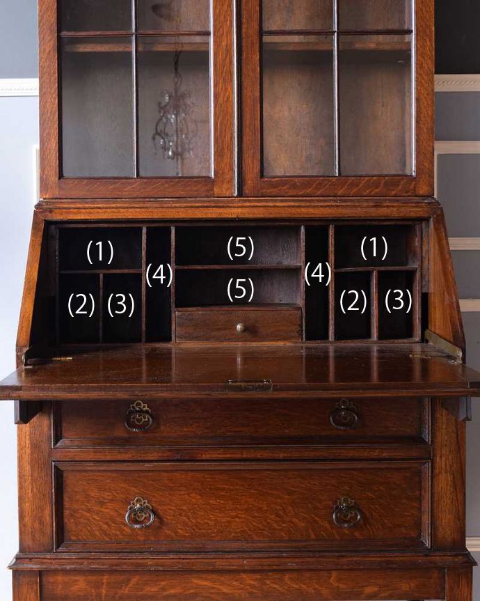 ビューロー　アンティーク家具　キレイなアンティーク家具、英国輸入の素敵なビューローブックケース。お片付け上手のヒミツ扉の中身はこんなに細かく仕切られています。(q-1695-f)