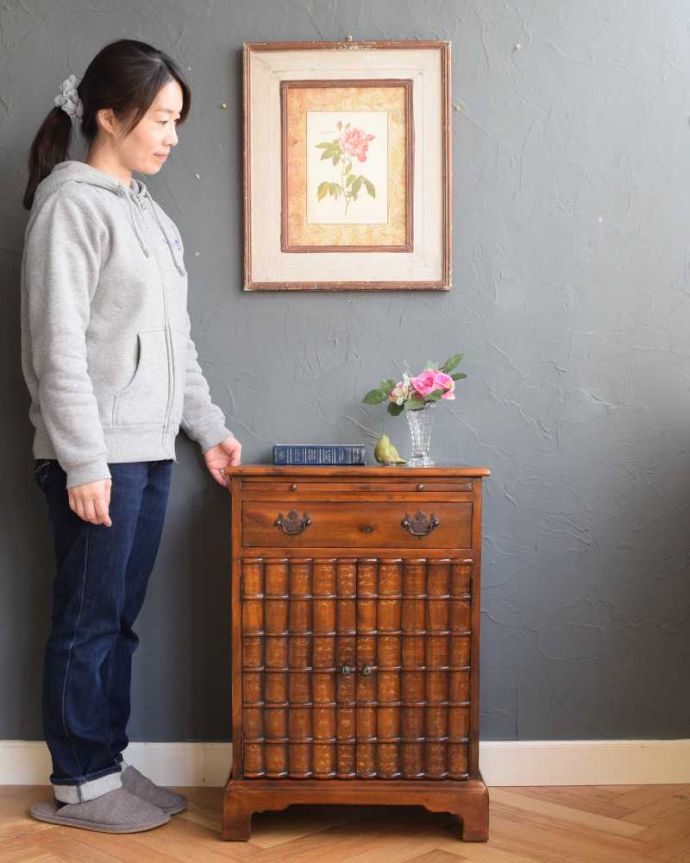 アンティークのキャビネット アンティーク家具 英国で見つけた珍しいサイドキャビネット、どこにでも置けるコンパクトなアンティーク家具。高級感がある女性らしい優しいシルエットどんな場所にも置けるコンパクトなサイズ。(q-1696-f)