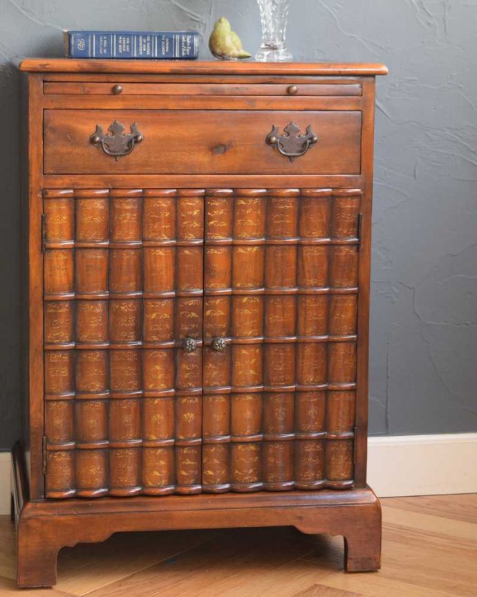 アンティークのキャビネット アンティーク家具 英国で見つけた珍しいサイドキャビネット、どこにでも置けるコンパクトなアンティーク家具。気品漂う木目の美しさしっとりとした大人の雰囲気を醸し出す小さなキャビネットは木目の美しさが自慢です。(q-1696-f)