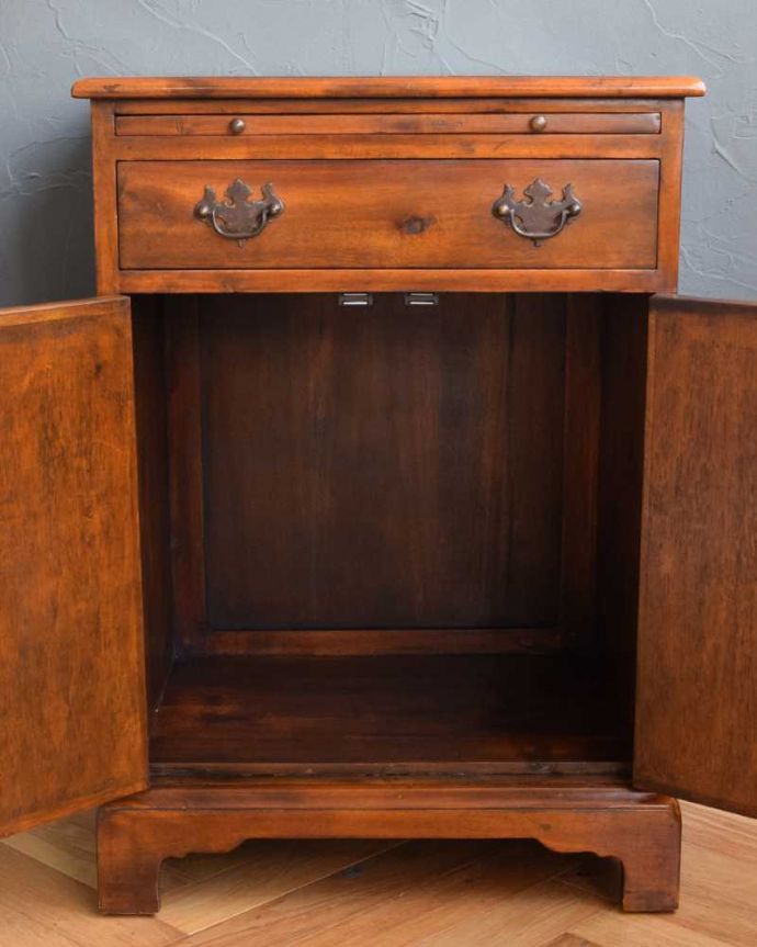 アンティークのキャビネット アンティーク家具 英国で見つけた珍しいサイドキャビネット、どこにでも置けるコンパクトなアンティーク家具。扉を開けて中を見てみると…職人がキレイに修復したので、扉の中もキレイです。(q-1696-f)