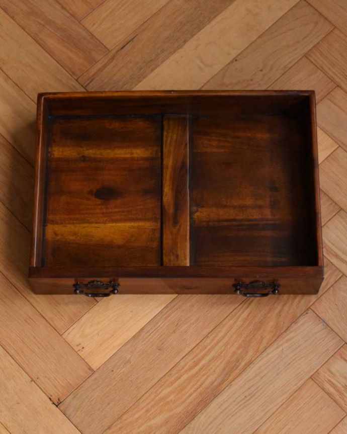 アンティークのキャビネット アンティーク家具 英国で見つけた珍しいサイドキャビネット、どこにでも置けるコンパクトなアンティーク家具。キレイに修復しました。(q-1696-f)