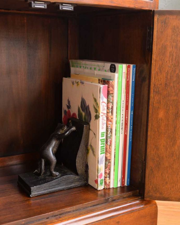 アンティークのキャビネット アンティーク家具 英国で見つけた珍しいサイドキャビネット、どこにでも置けるコンパクトなアンティーク家具。扉の中は収納たっぷりA4サイズの雑誌までしっかり収納出来ちゃう大きさ。(q-1696-f)