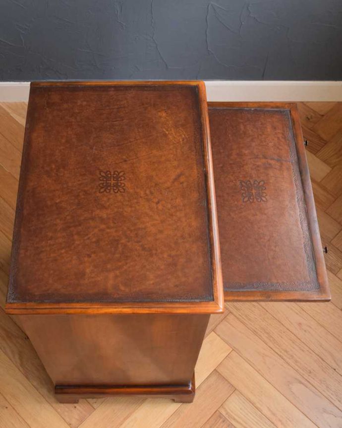 アンティークのキャビネット アンティーク家具 英国で見つけた珍しいサイドキャビネット、どこにでも置けるコンパクトなアンティーク家具。天板にモノを置いても使えます。(q-1696-f)