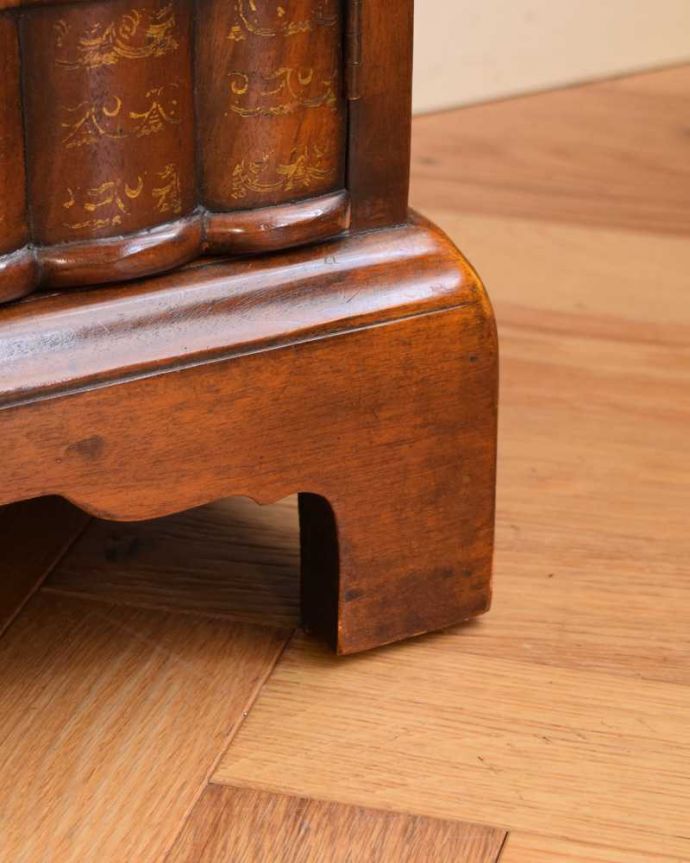 アンティークのキャビネット アンティーク家具 英国で見つけた珍しいサイドキャビネット、どこにでも置けるコンパクトなアンティーク家具。女性1人でラクラク運べちゃうんですHandleのアンティークは、脚の裏にフェルトキーパーをお付けしています。(q-1696-f)