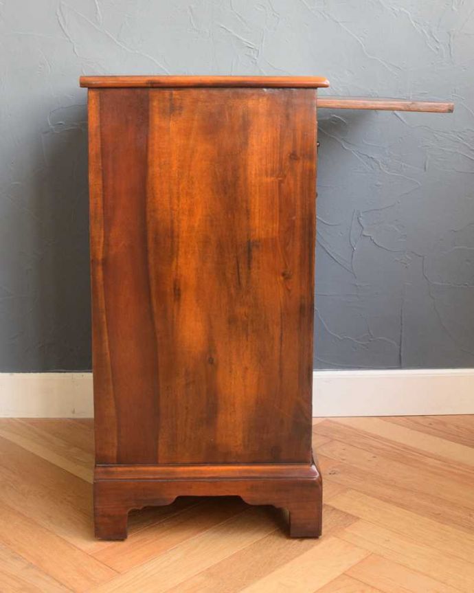 アンティークのキャビネット アンティーク家具 英国で見つけた珍しいサイドキャビネット、どこにでも置けるコンパクトなアンティーク家具。横から見てもステキなんです。(q-1696-f)