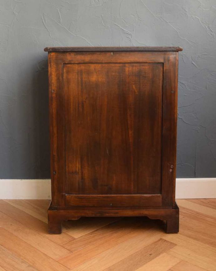 アンティークのキャビネット アンティーク家具 英国で見つけた珍しいサイドキャビネット、どこにでも置けるコンパクトなアンティーク家具。後ろ姿にも自信がありますアンティークは新品ではないので経年変化によるキズはありますが、専門の職人が修復したので後ろ姿までキレイです。(q-1696-f)