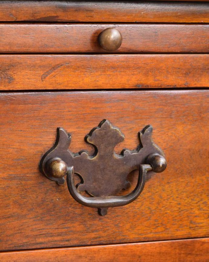 アンティークのキャビネット アンティーク家具 英国で見つけた珍しいサイドキャビネット、どこにでも置けるコンパクトなアンティーク家具。開ける度にワクワク・・・引き出しの取っ手を持って開ける度にまるで宝箱を開ける気分です。(q-1696-f)