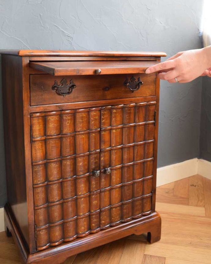 アンティークのキャビネット アンティーク家具 英国で見つけた珍しいサイドキャビネット、どこにでも置けるコンパクトなアンティーク家具。便利に使える作業台付き引っ張り出すと、ちょっとモノを置いて使うのに便利なスライドトレイが出てきます。(q-1696-f)