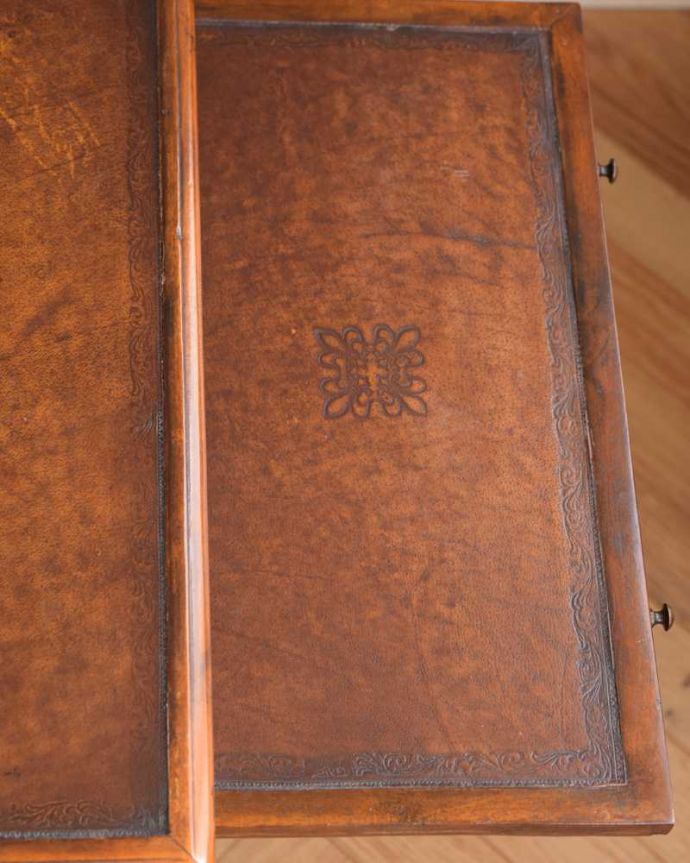 アンティークのキャビネット アンティーク家具 英国で見つけた珍しいサイドキャビネット、どこにでも置けるコンパクトなアンティーク家具。デスクの天板を見てみると・・・気になる天板部分もキレイにお直ししました。(q-1696-f)