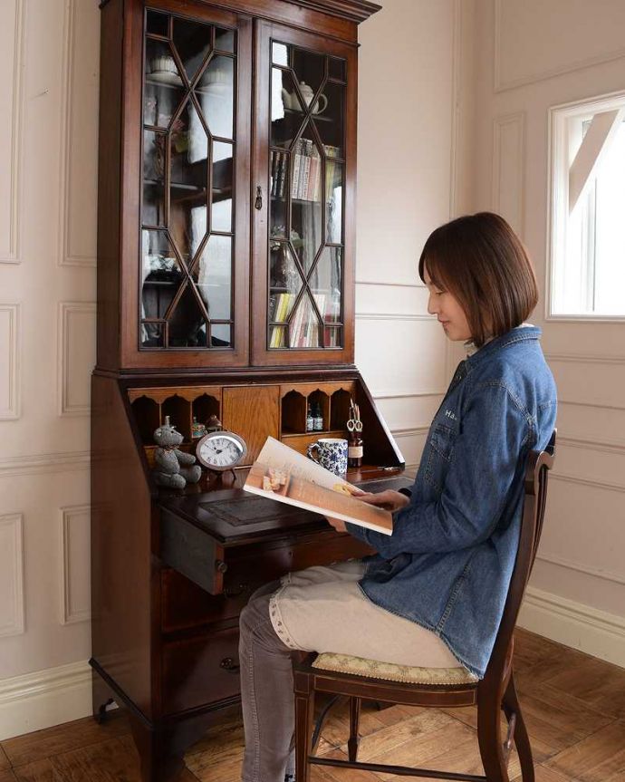 ビューロー　アンティーク家具　英国スタイルのアンティーク家具、シノワズリデザインのビューローブックケース。あっという間に自分だけの贅沢デスク扉を前に倒すとデスクが登場。(q-1697-f)