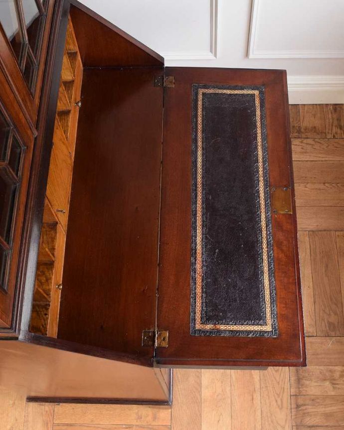 ビューロー　アンティーク家具　英国スタイルのアンティーク家具、シノワズリデザインのビューローブックケース。デスクの天板を上から見ると･･･やっぱりデスクは天板部分が気になるから、専門の職人が古い塗装を剥離してピッカピカに修復しました。(q-1697-f)