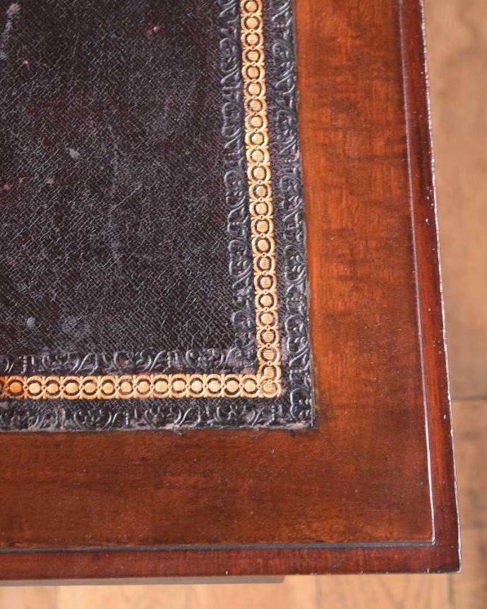 ビューロー　アンティーク家具　英国スタイルのアンティーク家具、シノワズリデザインのビューローブックケース。天板部分もキレイですやっぱりデスクの天板部分は気になるポイント。(q-1697-f)