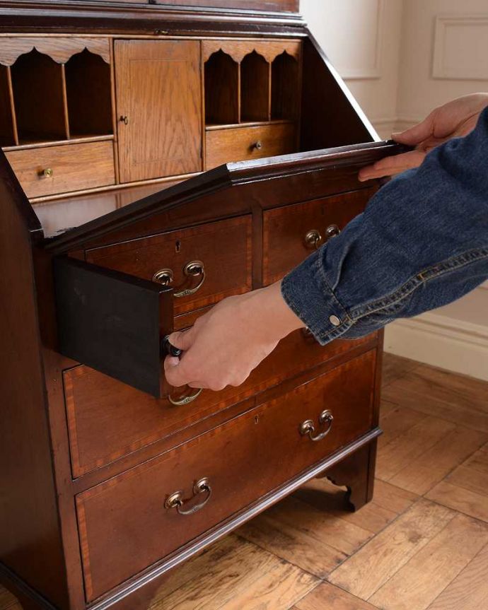 ビューロー　アンティーク家具　英国スタイルのアンティーク家具、シノワズリデザインのビューローブックケース。あっという間にデスクに変身扉を前に倒すだけで、あっという間にデスクが登場！どんな場所にも似合う「魅せるデスク」です。(q-1697-f)