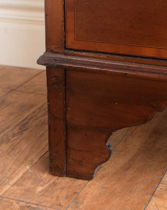 ビューロー　アンティーク家具　英国スタイルのアンティーク家具、シノワズリデザインのビューローブックケース。女性でも運べちゃう理由は･･･Handleのアンティークは、脚の裏にフェルトキーパーをお付けしていますので、重い家具でも床を滑らせれて移動する事が出来ます。(q-1697-f)