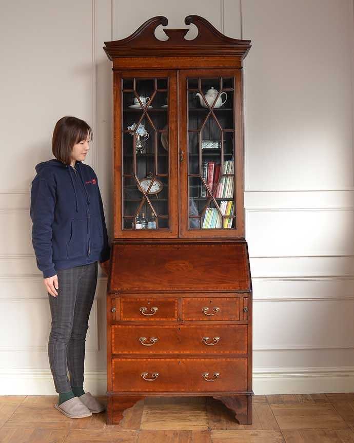 ビューロー　アンティーク家具　英国スタイルのアンティーク家具、シノワズリデザインのビューローブックケース。1つで3役こなしちゃう贅沢な家具見た目はガラスキャビネットなのに、デスクとチェストの機能も備えたビューローブックケース。(q-1697-f)
