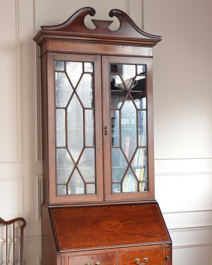 ビューロー　アンティーク家具　英国スタイルのアンティーク家具、シノワズリデザインのビューローブックケース。直線で描かれたガラス面の美しさにうっとり･･･ヨーロッパの人たちが憧れた東洋の美しさに西洋デザインが混じりあってできたシノワズリデザイン。(q-1697-f)