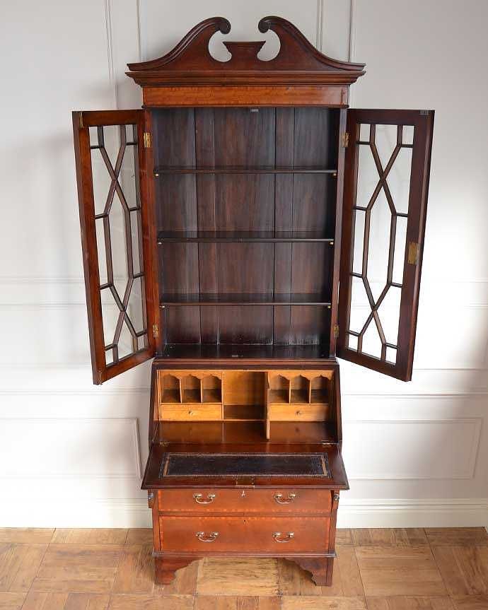 ビューロー　アンティーク家具　英国スタイルのアンティーク家具、シノワズリデザインのビューローブックケース。美しいガラス扉の中身は･･･専門の職人がしっかり修復したので、扉の中もこんな感じでキレイです。(q-1697-f)
