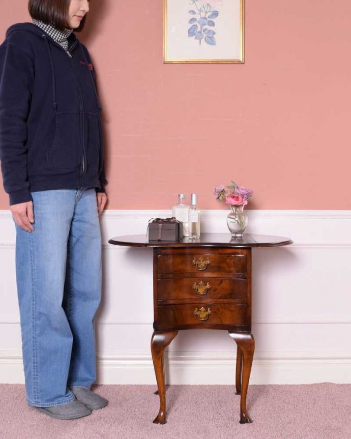 アンティークのチェスト　アンティーク家具　アンティークの英国輸入家具、伸張式の天板付きのベットサイドチェスト。天板が広がる便利なカップボードチェスト優雅なデザインの英国らしいカップボードチェスト。(q-1698-f)